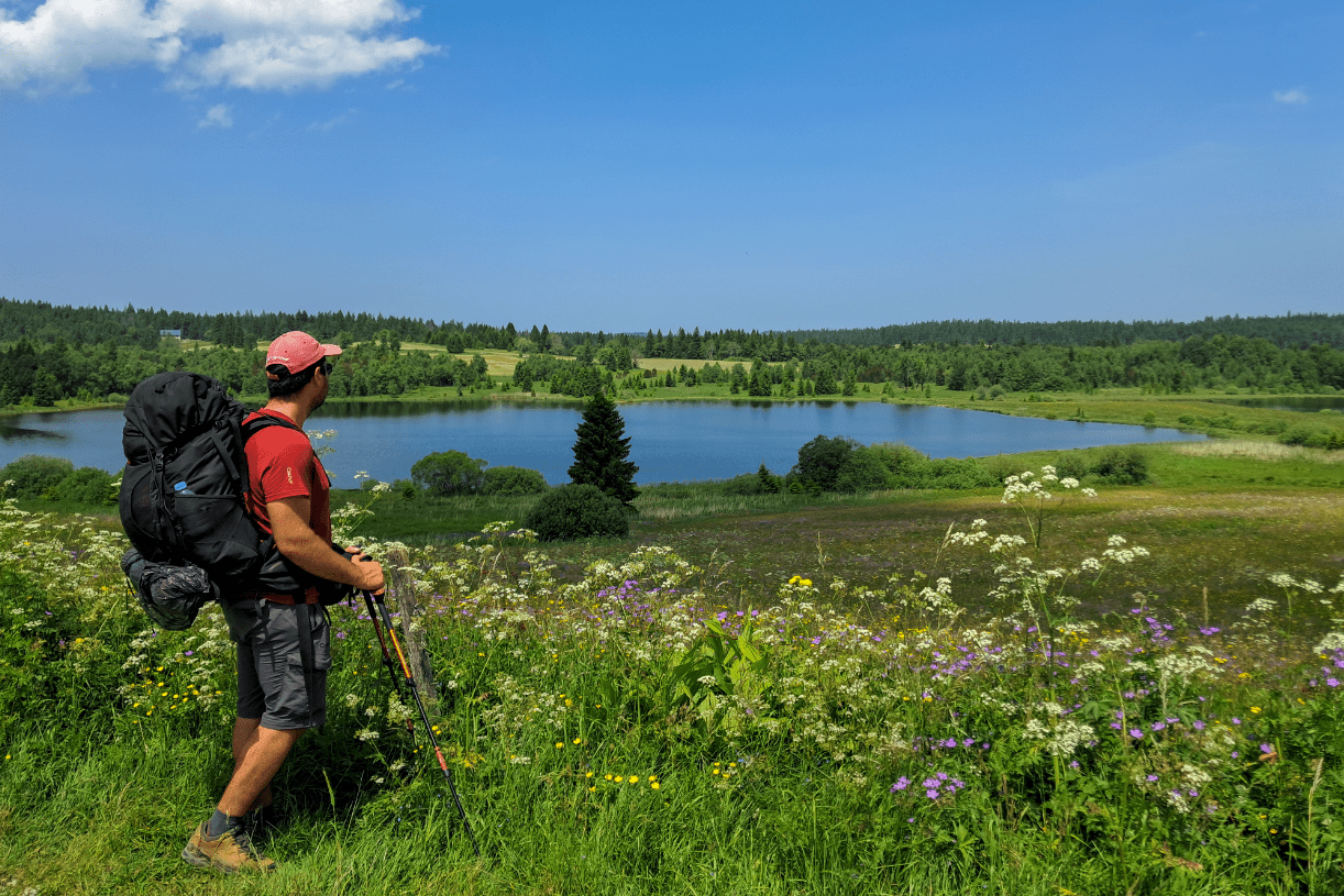 en trek dans le Jura, sur la GTJ, au lac de Bellefontaine
