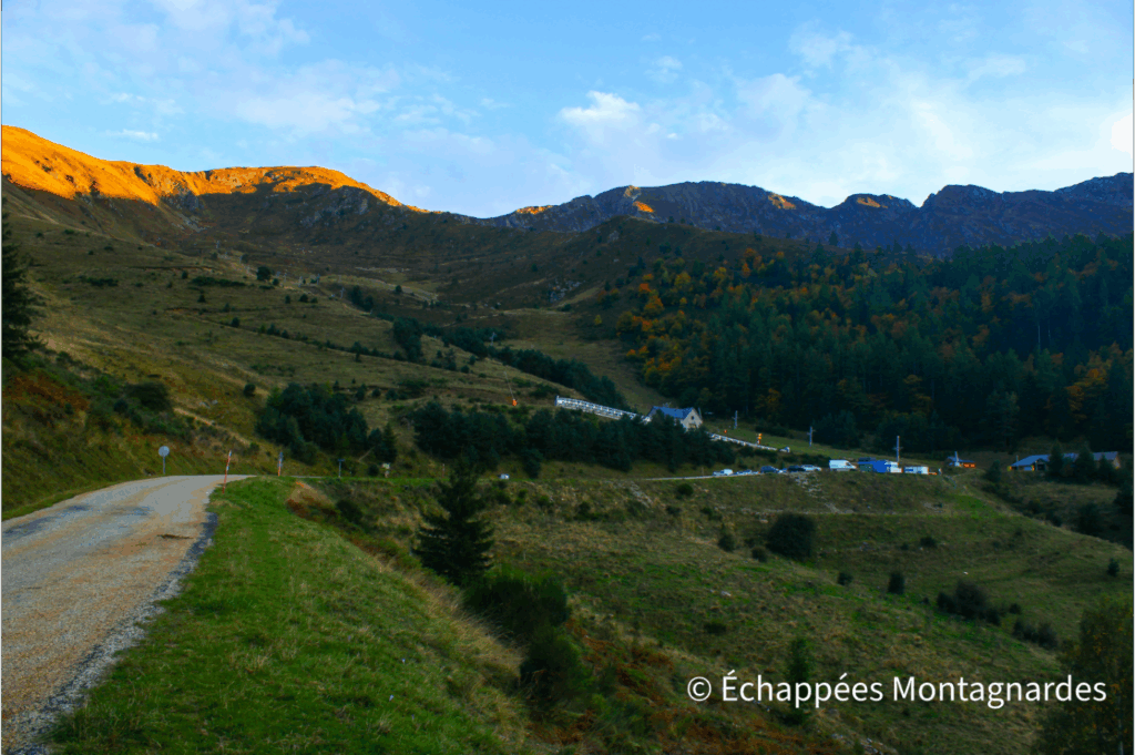 Le sentier prend fin tout près de la station, et nous suivons la route de Goulier Neige sur quelques hectomètres pour regagner le parking. Fin d'une randonnée intense mais absolument magique !
