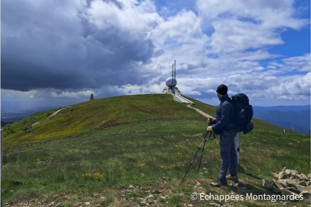 Photo souvenir au sommet du Grand Ballon, devant le radar de l'aviation civile. GR5 - traversée des Vosges