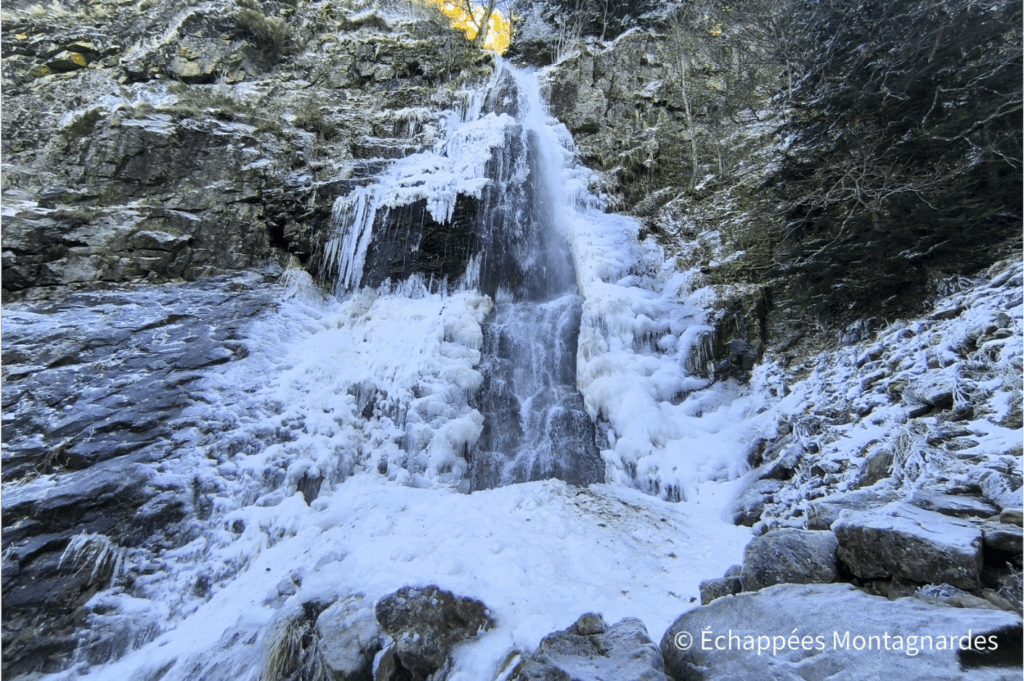 Cascade du Saut du Gier (991 m) enneigée et gelée