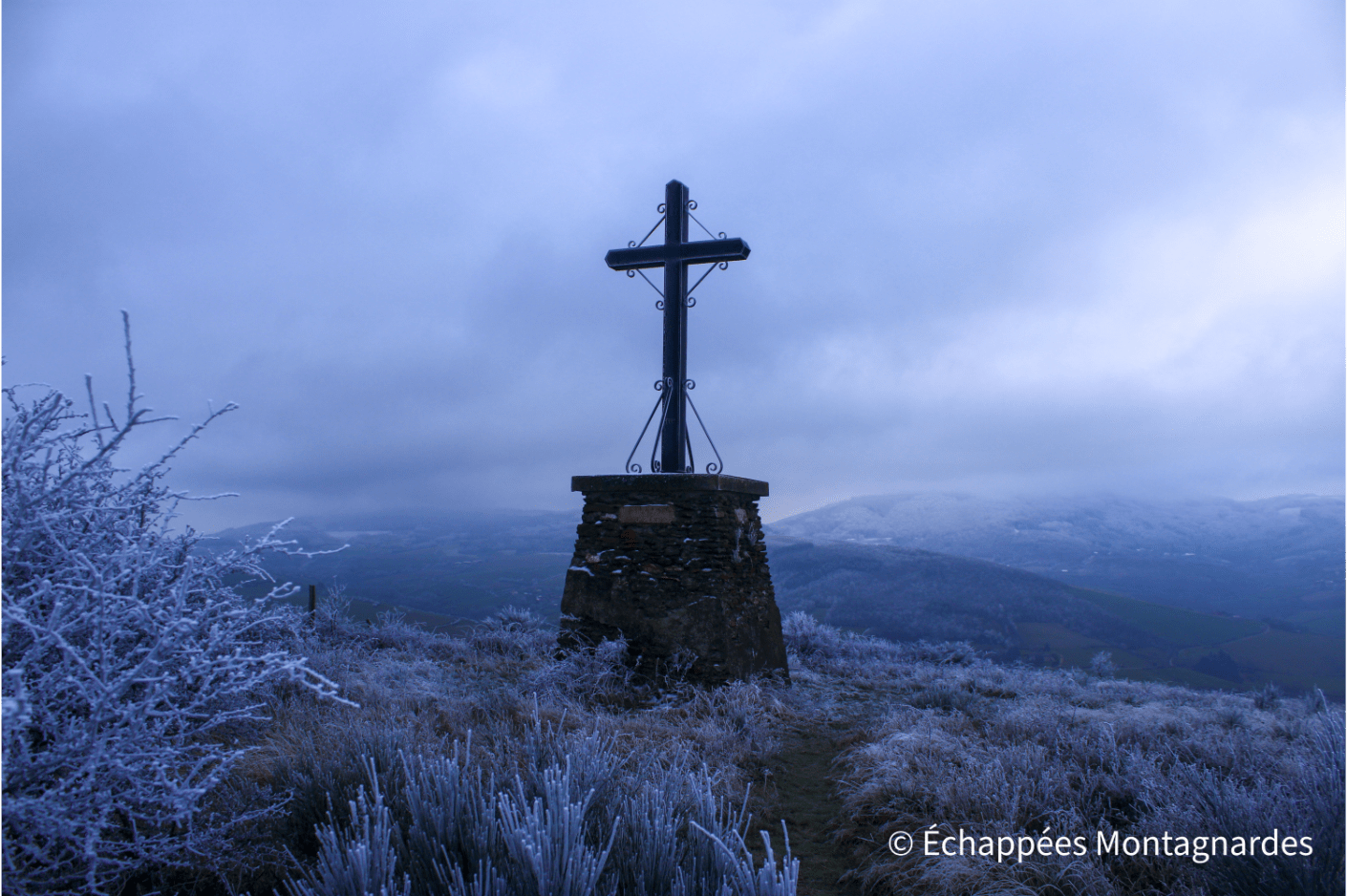 You are currently viewing Croix de Marlin et roches de Marlin : randonnée mystérieuse au départ de Sainte-Croix-en-Jarez