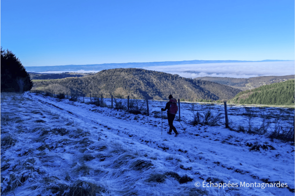 Sentier enneigé avec vue sur le Pilat, en direction du gouffre d'Enfer