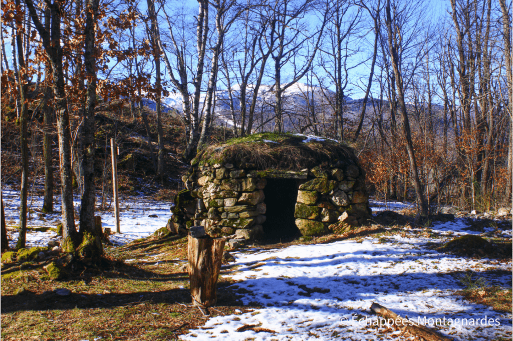 Nous atteignons ensuite le superbe orri du Sarrat de l'Étang, restauré il y a quelques années. De nombreux autres orris sont visibles tout au long du parcours de cette randonnée