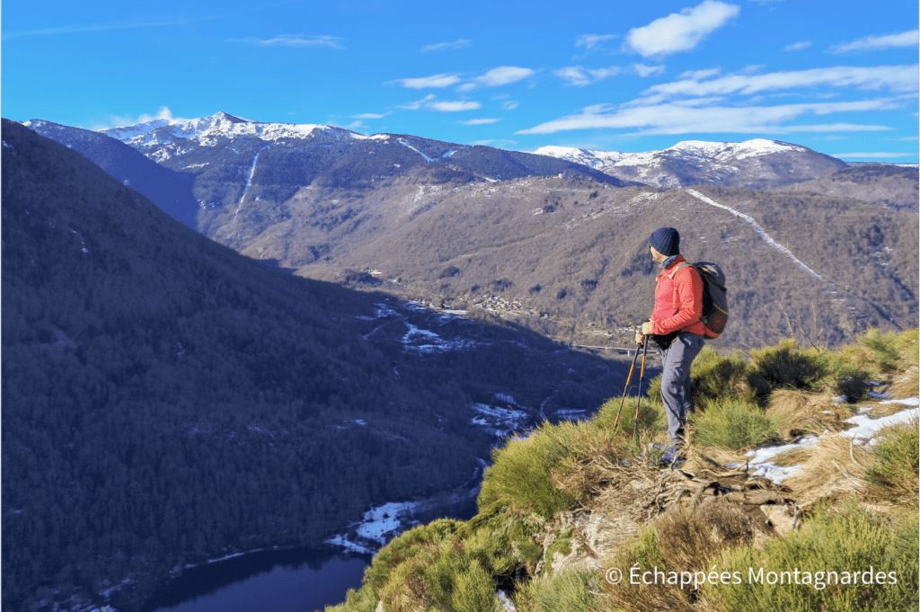 300 mètres en contrebas, le lac de Campauleil. À l'arrière plan, la station d'Ax 3 Domaines et les sommets de la Haute-Ariège