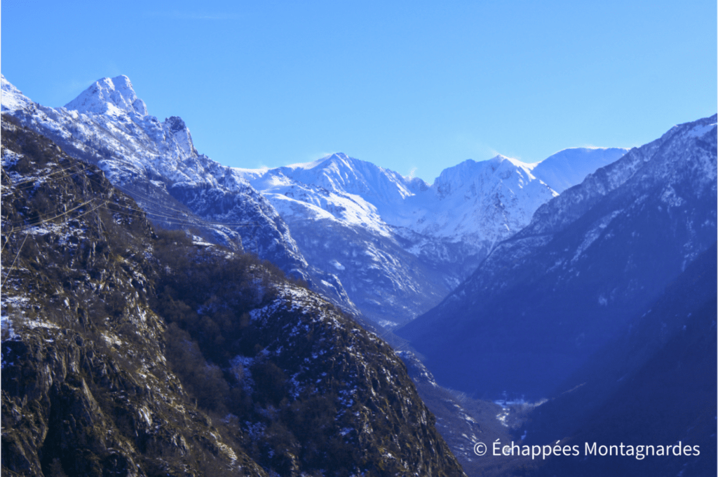 Petit zoom sur les sommets enneigés du fond de vallée : de gauche à droite, la Dent d'Orlu, le pic de Baxouillade, la Porteille d'Orlu et le puig de Terrers...