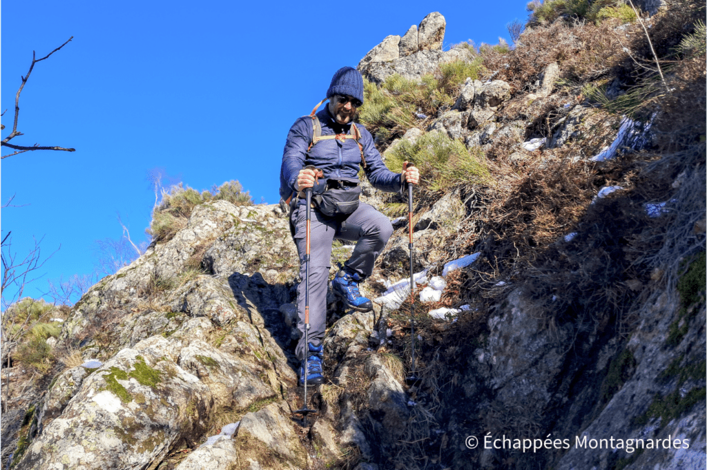 Nous redescendons d'abord par le même chemin sur quelques mètres, en désescaladant le passage rocheux