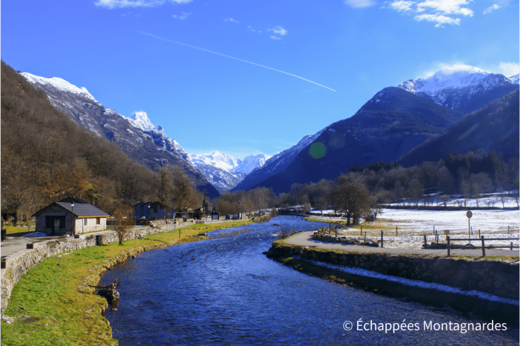 Retour à Orgeix, où la neige a un peu fondu à la faveur d'un soleil bien agréable. Quelle superbe randonnée dans cette vallée magnifique !