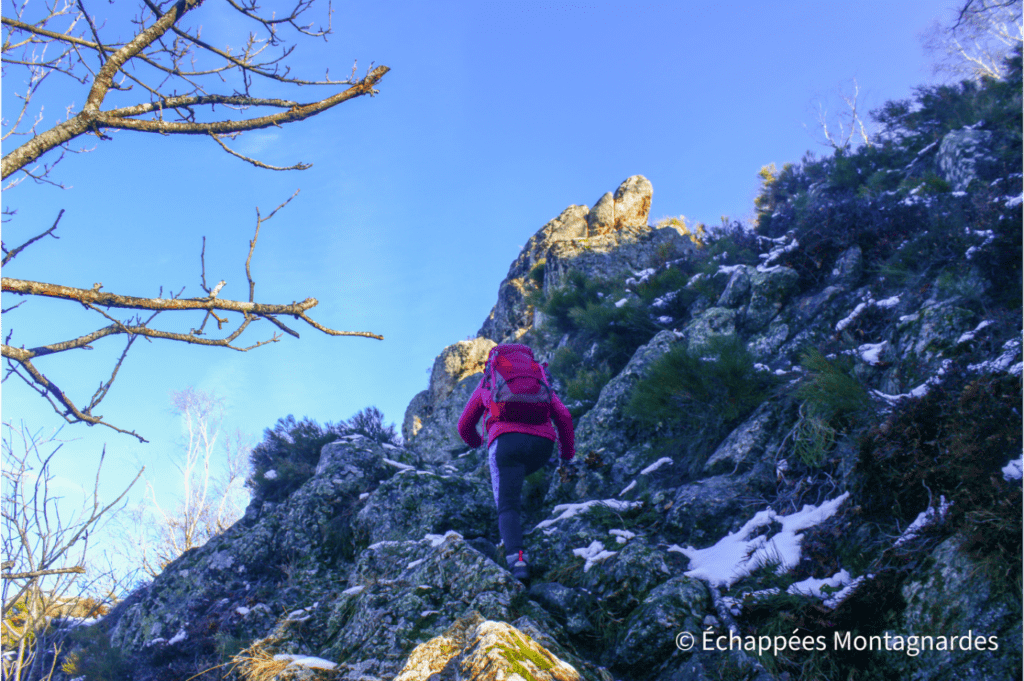 La dernière partie de l'ascension du Sarrat de l'Étang demande un peu de vigilance dans ces rochers