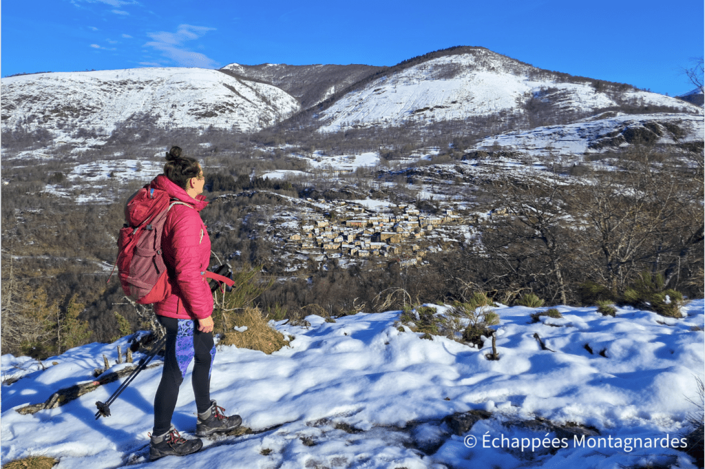 Sommet du Sarrat de l'Étang (1127 m). Vue sur le Pla du Mont (1705 m), l'Assaladou (1585 m) et à l'arrière le roc de l'Orri d'Ignaux (1724 m)