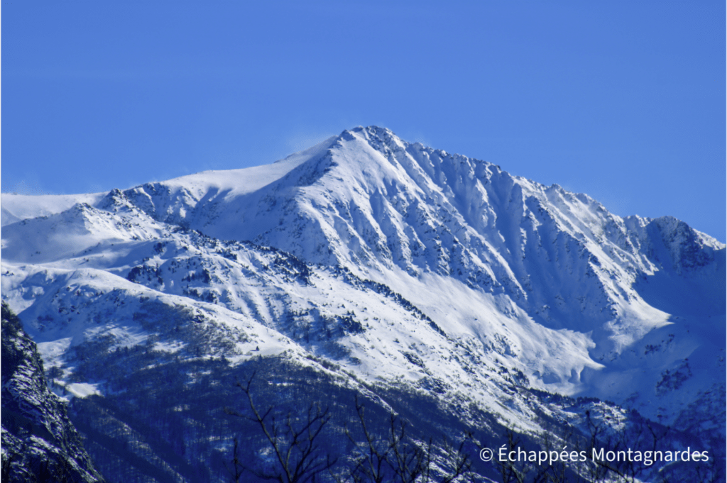 Zoom sur le pic de Baxouillade (2546 m), où le vent souffle et balaie la neige fraiche