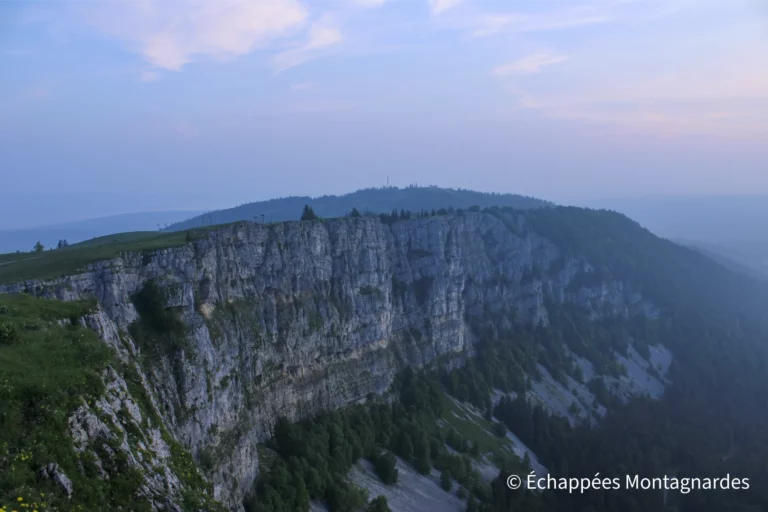 Traversée du Jura étape 10 - Vue sur la falaise du Mont d'Or et le sommet du Morond