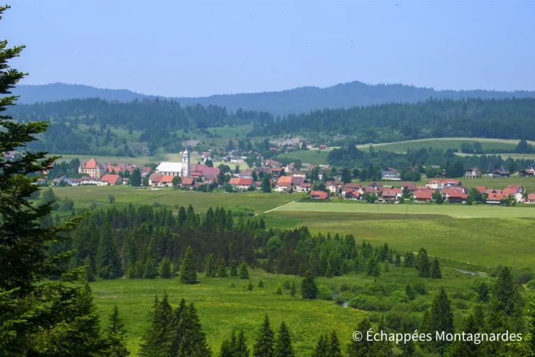 Traversée du Jura étape 10 - Le village de Mouthe, depuis le belvédère de la source du Doubs