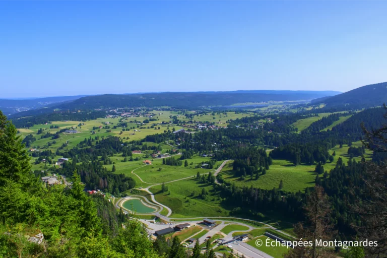 Traversée du Jura étape 14 - Vue sur les Rousses et de nombreux sommets jurassiens depuis le belvédère des Dappes