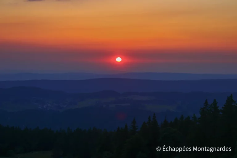 Traversée du Jura étape 16 - Coucher de soleil sur le Jura au sommet du Petit Montrond