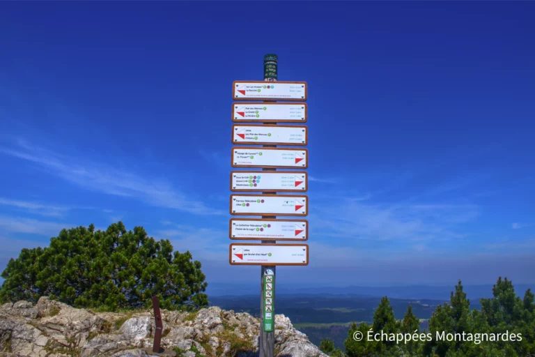 Traversée du jura étape 17 - Panneaux de randonnée au sommet du crêt de la Neige