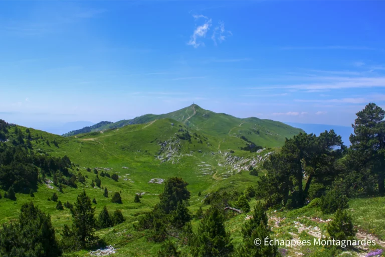 Traversée du jura étape 17 - Vue sur le Reculet (1718 m), prochain objectif de cette étape sur les Monts Jura