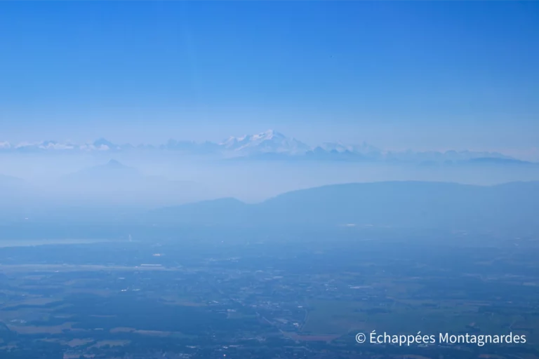 Traversée du jura étape 17 - La vue sur le lac Léman, le Mont Blanc et les sommets alpins, et la ville de Genève, est extraordinaire depuis le Grand Crêt !