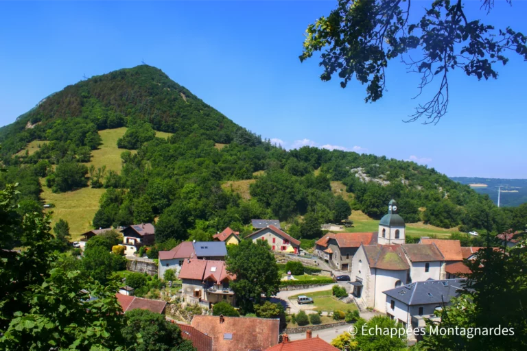 Traversée du Jura étape 19 - Chaumont, à l'extrémité sud-est du mont Vuache. Vue sur le village depuis le château