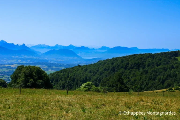 Traversée du Jura étape 21 - Plus au sud, on aperçoit le lac d'Annecy et de multiples massifs alpins