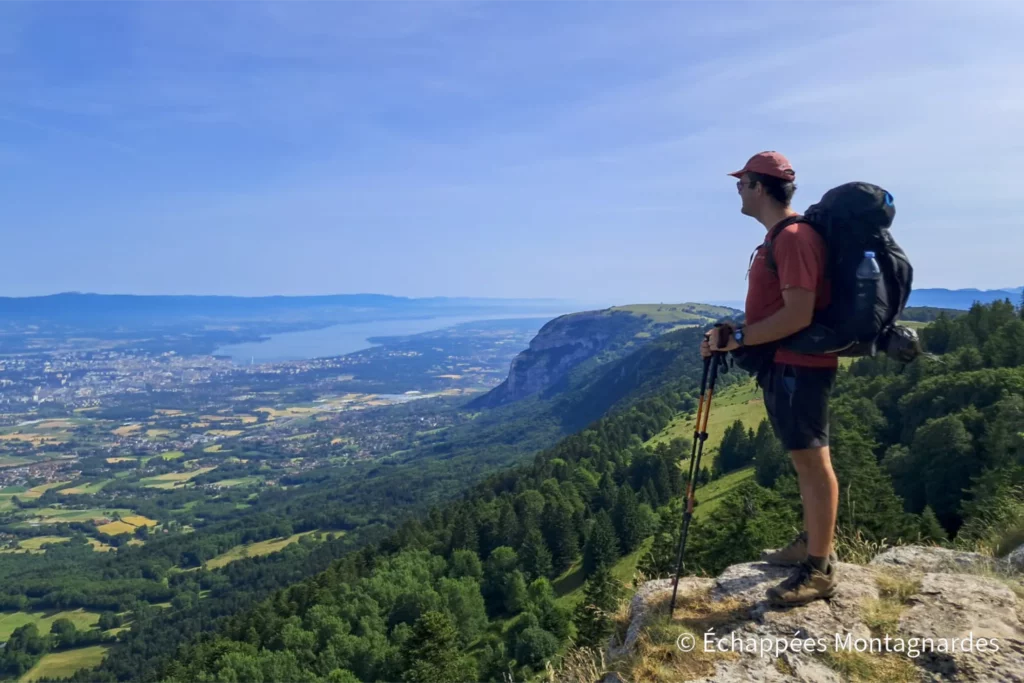 Traversée du Jura étape 21 - Panorama sur les monts Jura, le lac Léman, l'agglomération de Genève et les falaises du Mont Salève depuis le Grand Piton (1379 m)