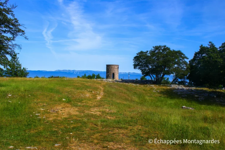La tour Bastian, au sommet du Grand Piton, point culminant de la montagne du Salève