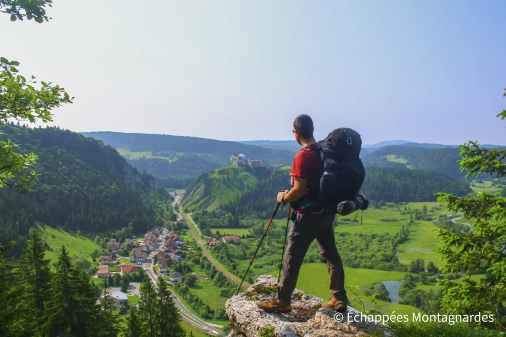Traversée du Jura étape 8 - La vallée du Doubs et le château de Joux, depuis le point de vue du Fer à Cheval