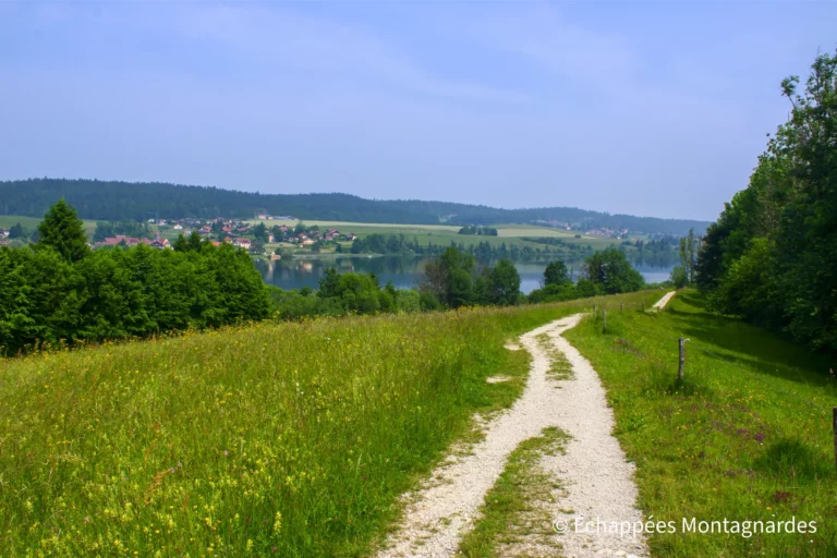 Traversée du Jura étape 9 - Après Malbuisson, je quitte les rives du lac de Saint-Point par un chemin tranquille