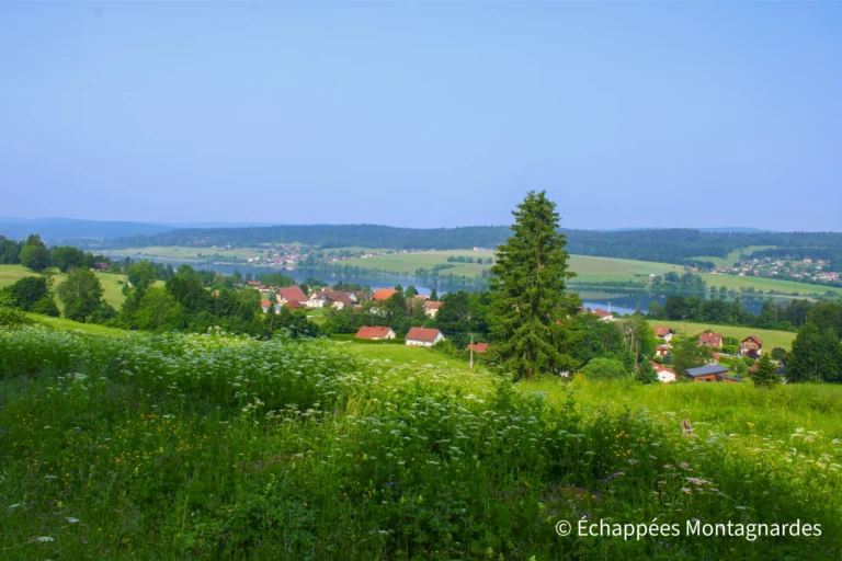 Traversée du Jura étape 9 - Vue sur le lac de Saint-Point depuis le GR®5, près de Montperreux