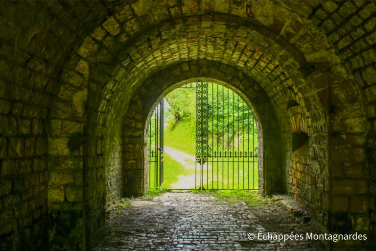 Traversée du Jura étape 2 - Le fort des Roches défendait le massif du Lomont et surveillait la vallée du Doubs. Il fut construit entre 1876 et 1878