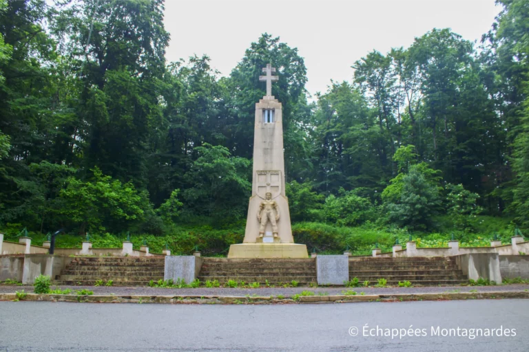 Traversée du Jura étape 2 - Monument commémoratif aux morts du maquis du Lomont, au Passage de la Douleur, près du Fort du Lomont