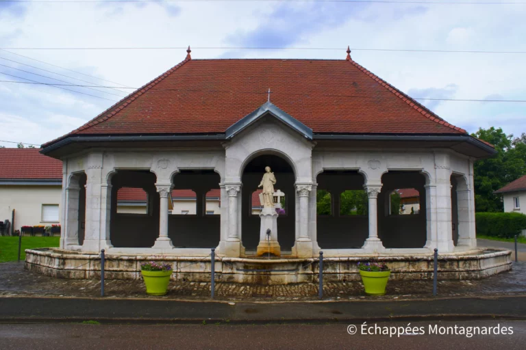 Traversée du Jura - La très belle fontaine lavoir de Courtefontaine