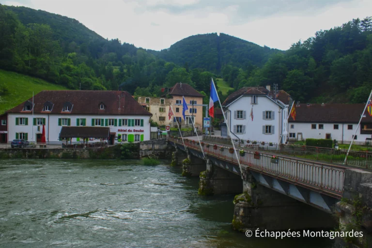 Traversée du Jura étape 4 - Goumois : le pont sur le Doubs permet de circuler aisément entre la France et la Suisse