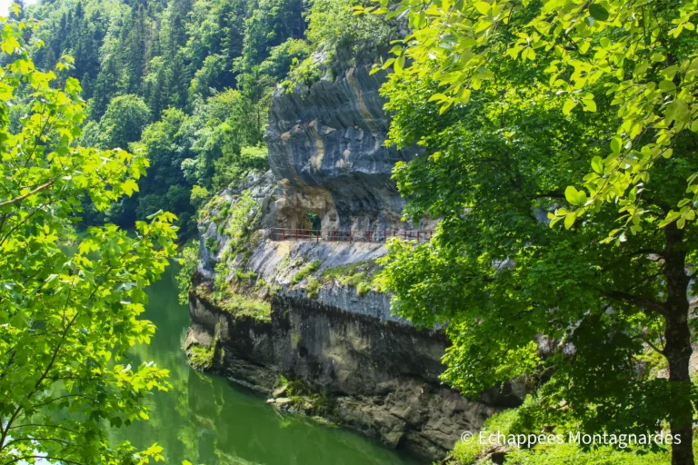 Traversée du Jura étape 5 - Chemin taillé dans la roche le long du lac de Moron