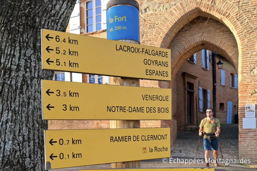 Randonnée Clermont-le-Fort - La randonnée est très bien balisée. Des panonceaux indiquent les directions à chaque intersection majeure.