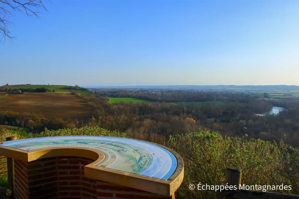 Randonnée Clermont-le-Fort - Table d'orientation de Clermont-le-Fort : le panorama s'ouvre, par temps clair, sur de nombreux sommets des Pyrénées