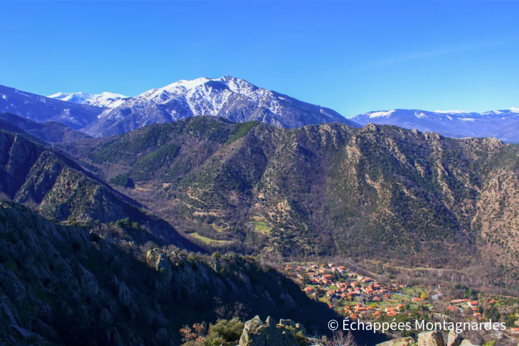 Tour de l'abbaye Saint-Martin du Canigou - Les sommets catalans sont enneigés et dominent Casteil