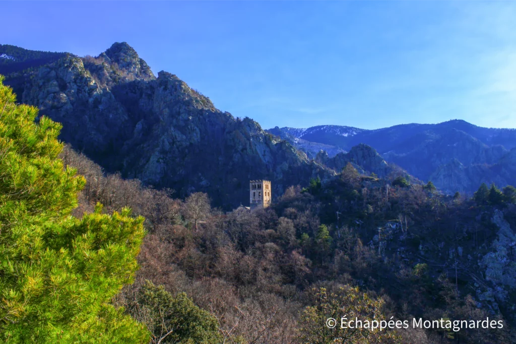 Tour de l'abbaye Saint-Martin du Canigou - Balade autour de l'abbaye et vue sur son clocher depuis la chapelle Saint-benoît
