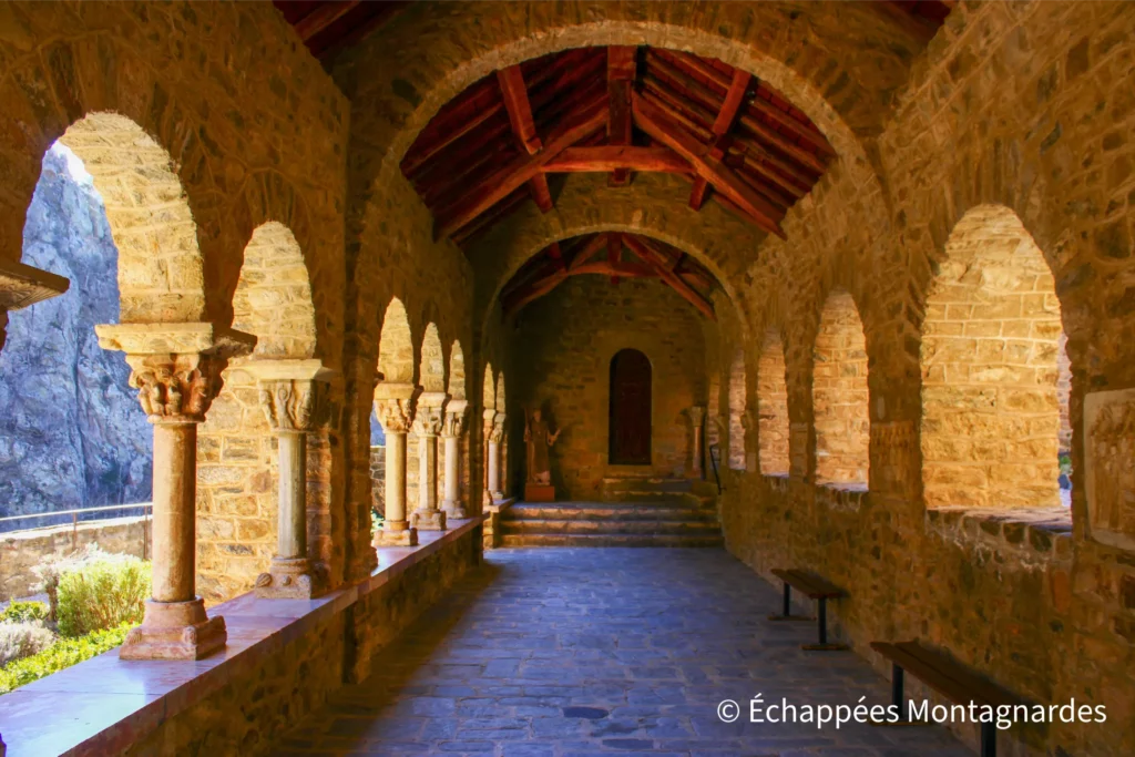 Tour de l'abbaye Saint-Martin du Canigou - Le cloître