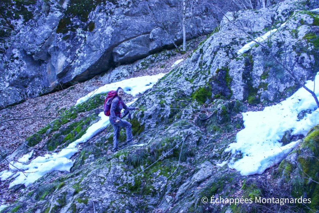 Tour de l'abbaye Saint-Martin du Canigou - Main courante pour franchir le ruisseau au point haut de la randonnée. Il y en aura d'autres par la suite, pour sécuriser certains passages sinueux ou glissants