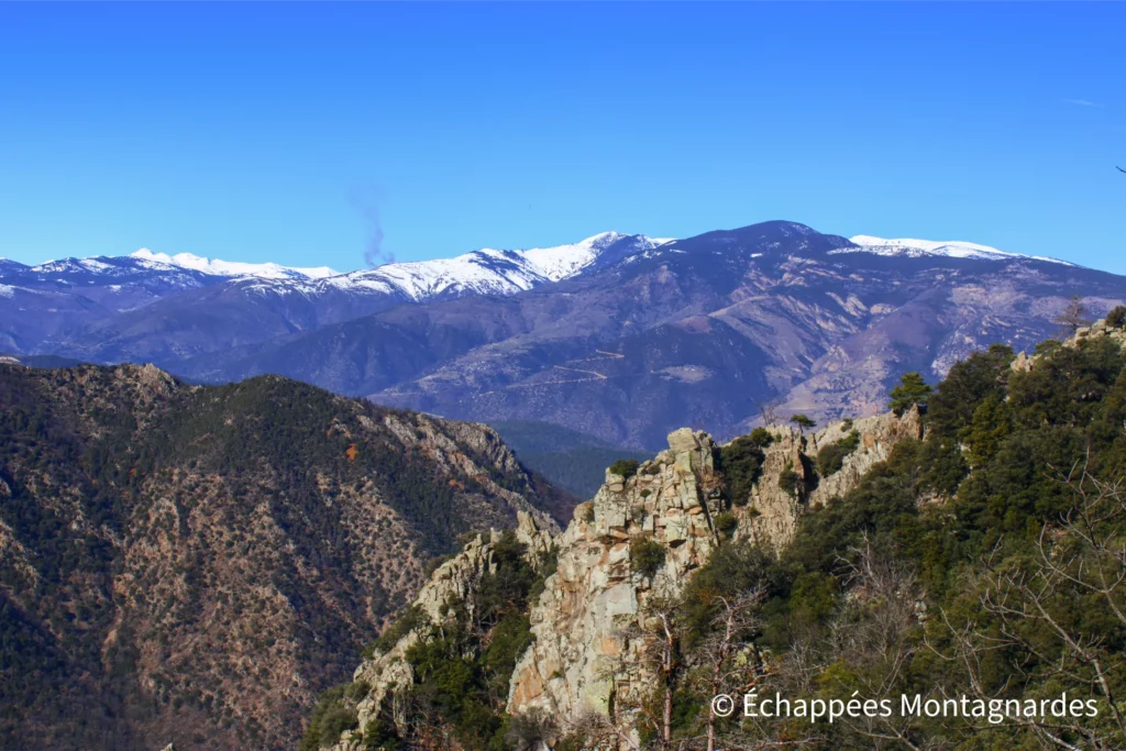 Tour de l'abbaye Saint-Martin du Canigou - Vue sur le massif du Carlit (à gauche) et le Madrès