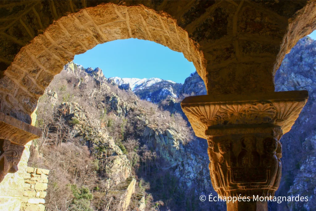 Tour de l'abbaye Saint-Martin du Canigou - Nous profitons d'une visite guidée très instructive de l'édifice (entrée payante)