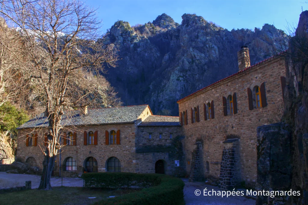 Tour de l'abbaye Saint-Martin du Canigou - L'abbaye est vraiment magnifique. Et quel lieu étonnant !