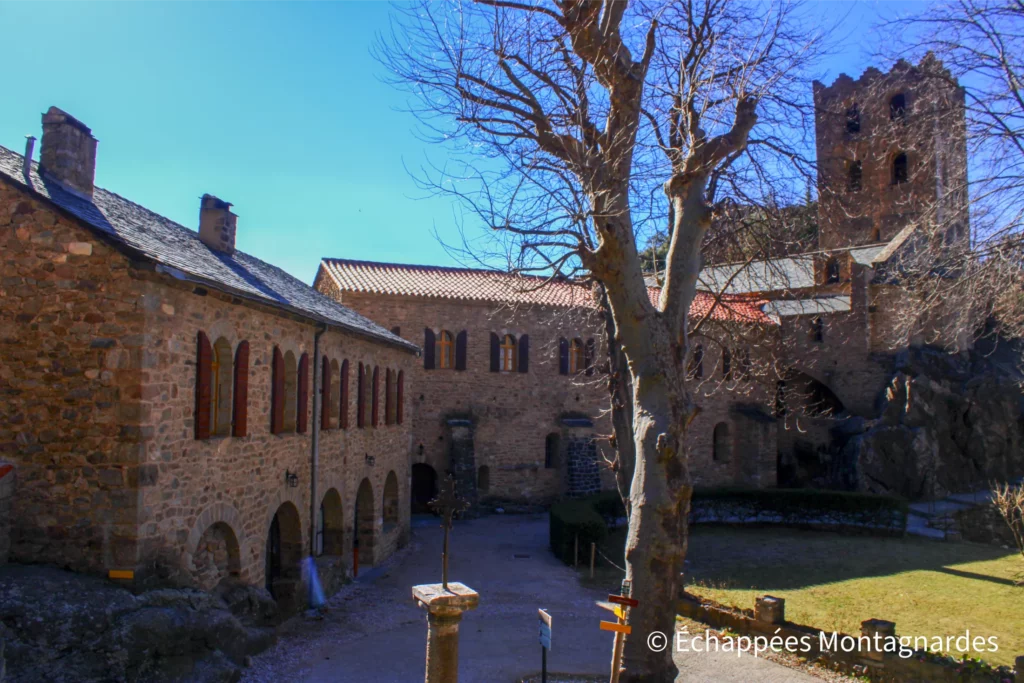 Tour de l'abbaye Saint-Martin du Canigou - Près de l'entrée de l'abbaye