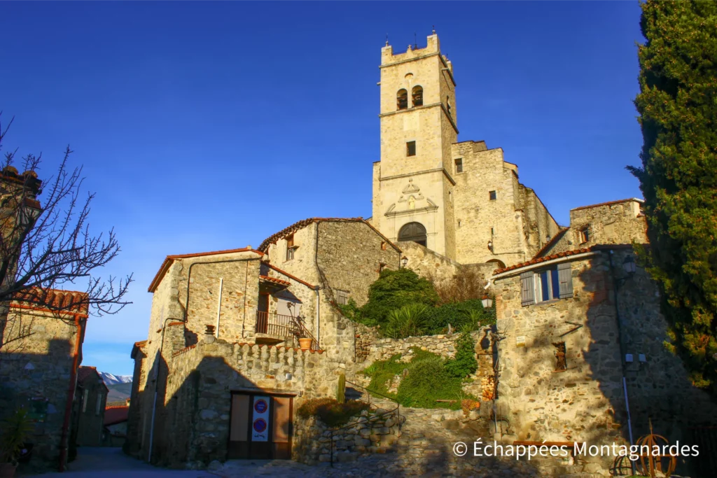 D'Eus au Roc Jalère - L'église d'Eus, atteinte après une montée par les ruelles