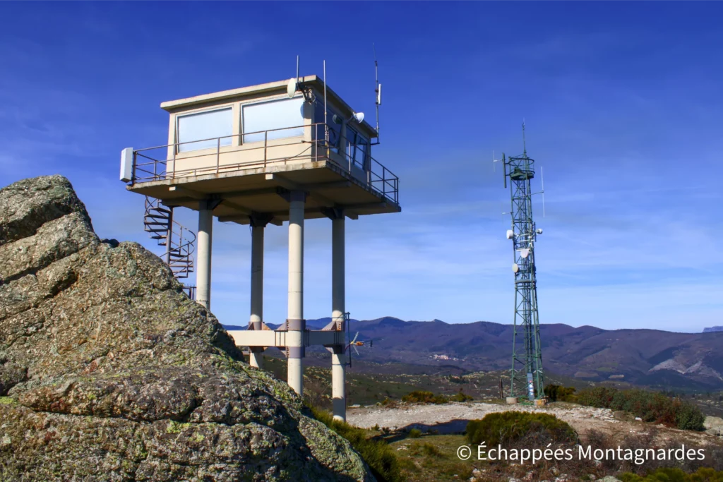 D'Eus au Roc Jalère - Nous atteignons le pic de Bau (2025 m), puis un autre sommet au pied du roc Jalère, sur lequel repose cette étonnante tour de guet