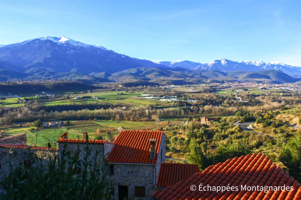 D'Eus au Roc Jalère - Panorama depuis le village, qui regarde le majestueux pic du Canigou