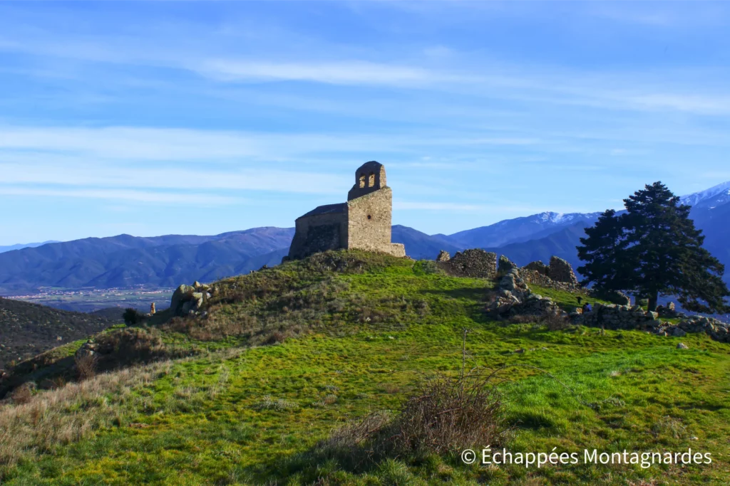 D'Eus au Roc Jalère - Église Saint-Etienne de Comes, seul bâtiment de l'ancien village à avoir été restauré