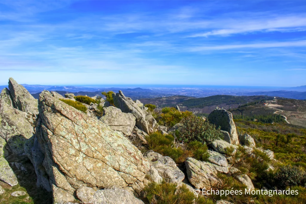 D'Eus au Roc Jalère - Sommet du roc Jalère (1110 m). Panorama vers le Roussillon et la Méditerranée