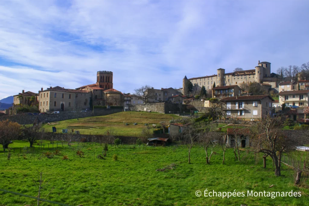 Randonnée Tuc de Montcalivert - Avant de débuter cette randonnée, une visite de Saint-Lizier s'impose : la cité dispose d'un patrimoine historique de grand intérêt, dont deux cathédrales et un splendide Palais des Évêques.
