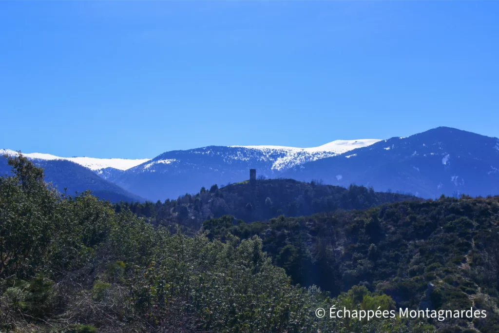 Randonnée tour de Goa - La tour de Goa s'éloigne. À l'arrière les Esquerdes de Rotja, une crête splendide au sud du massif du Canigou